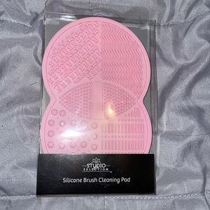 Makeup brush cleaner